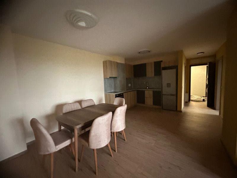 Тристаен, 100 м², Снимка 1